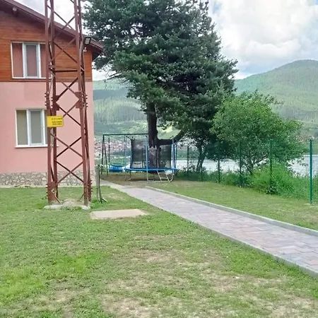 Nyaraló джамбазови